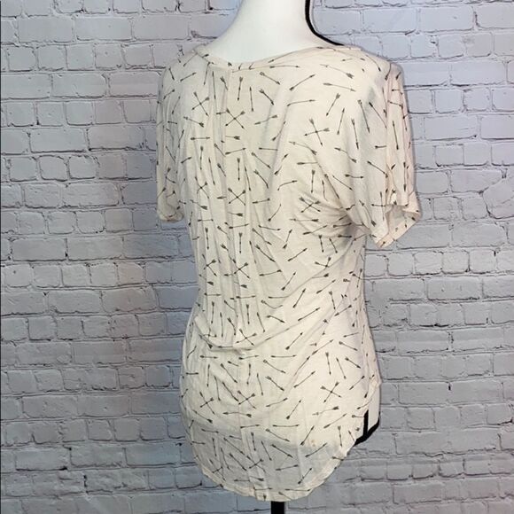 🌸3/$15.00🌸Belle Du Jour Arrow Tee - Picture 4 of 8